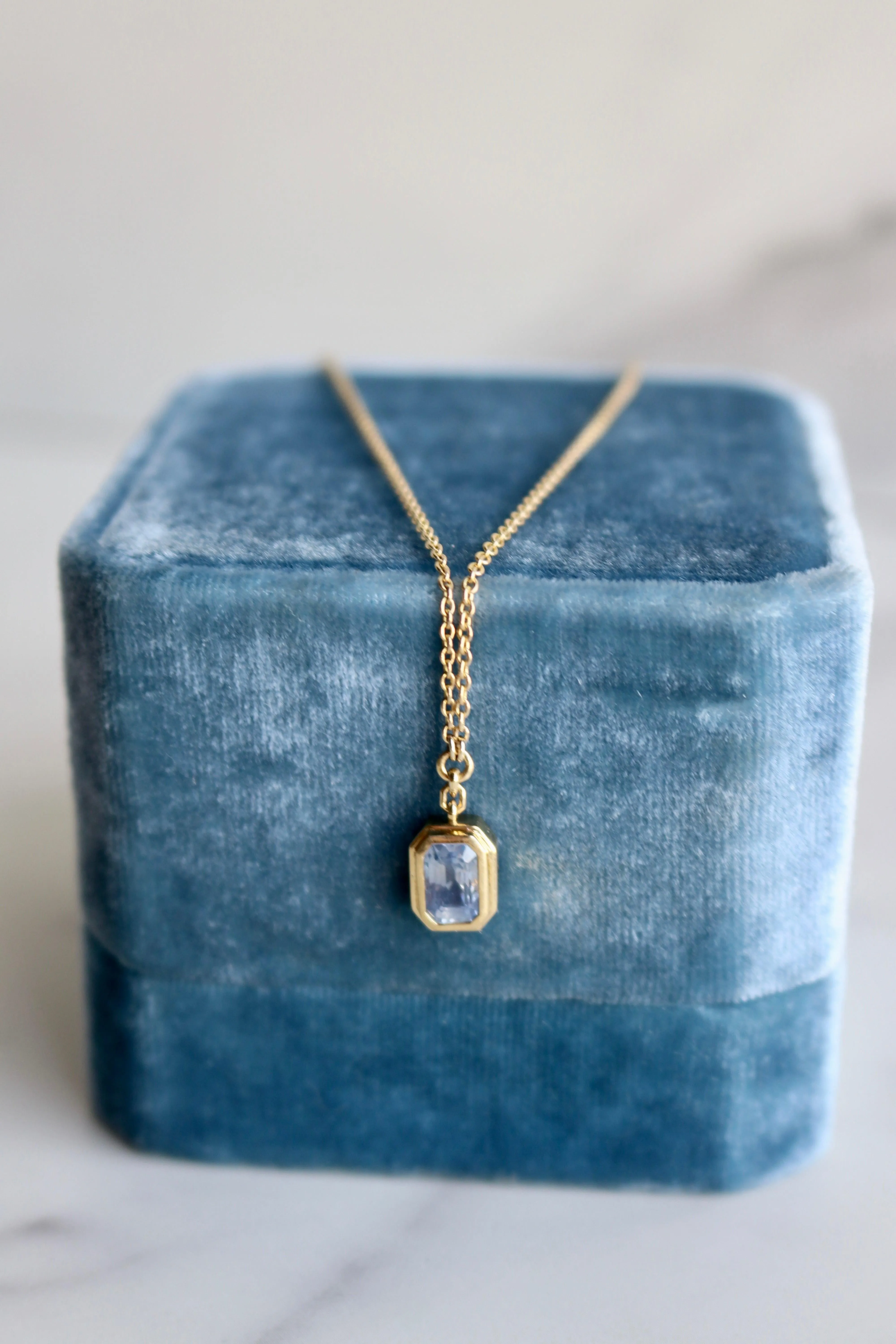 Italian 1.30 Carat Sapphire 18k Yellow Gold Pendant Necklace