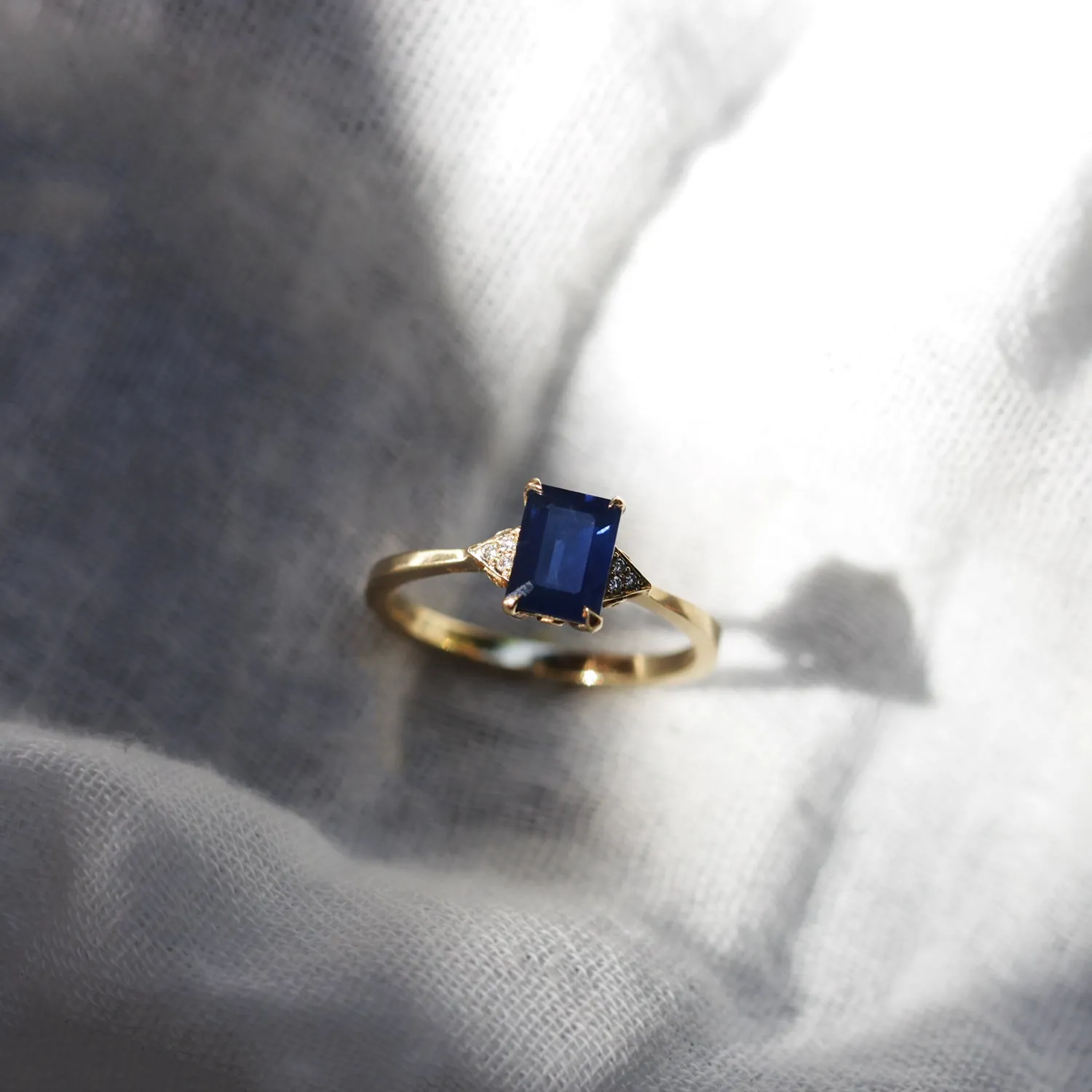 Meghan Ring With Sapphire and diamonds