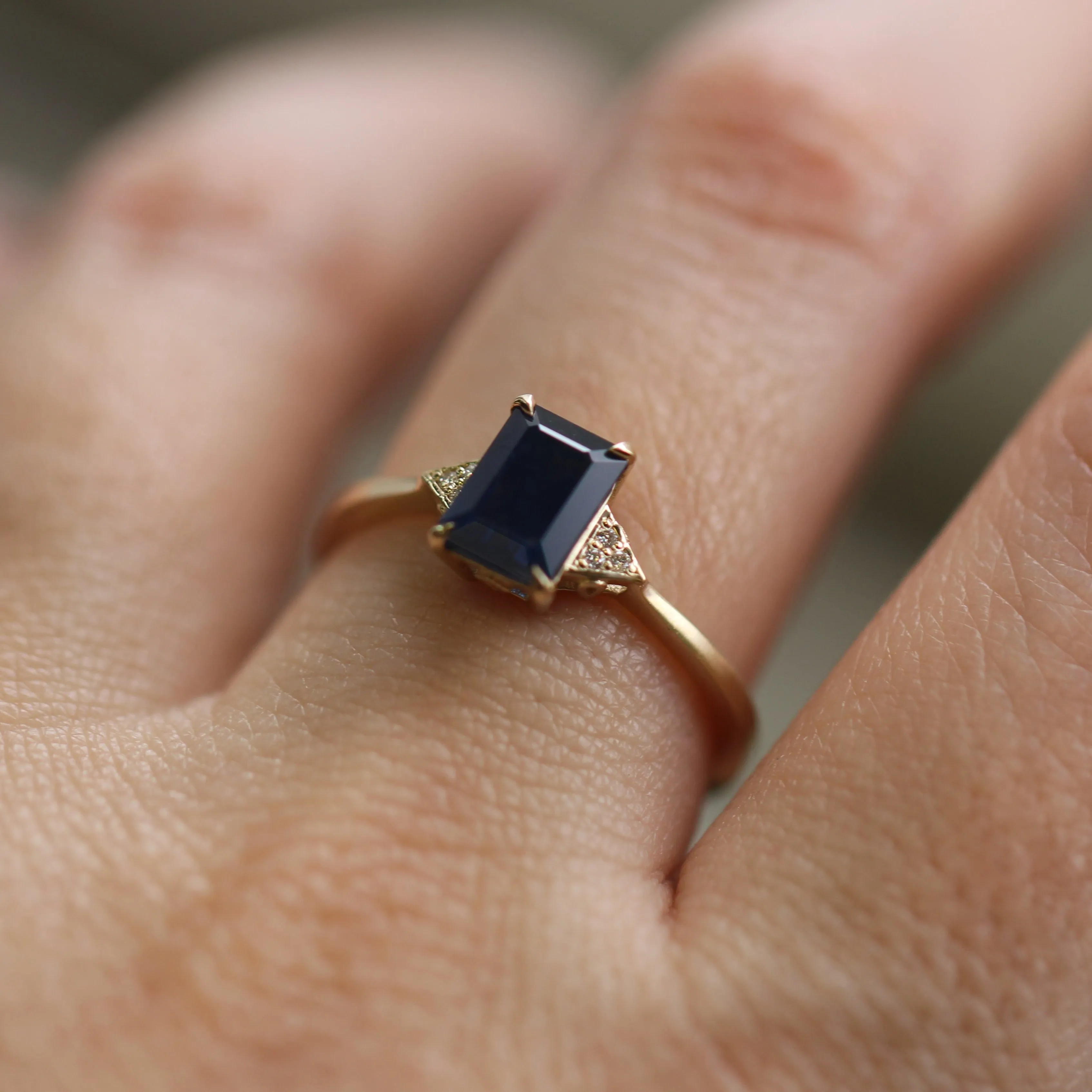 Meghan Ring With Sapphire and diamonds