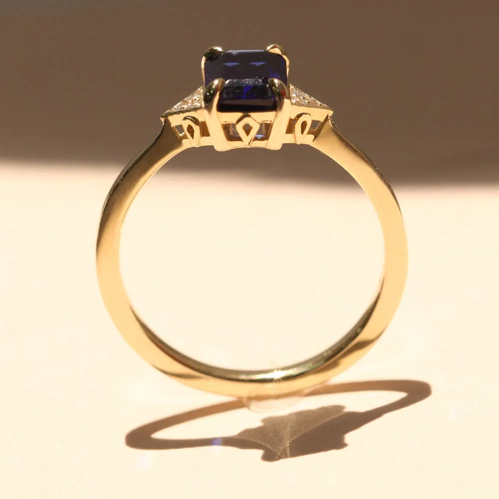 Meghan Ring With Sapphire and diamonds